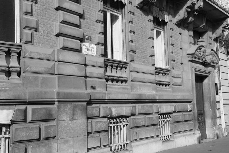 Façade en pierre de l'immeuble du cabinet, allée Forain François Verdier à Toulouse